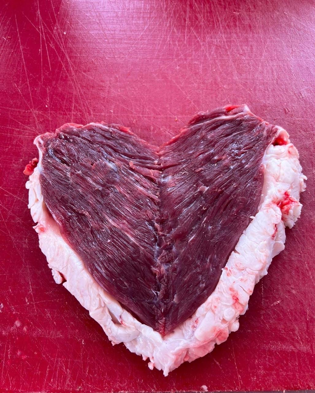 Corte de carne sobre base roja