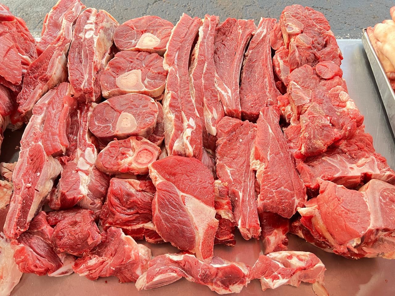 Productos de res en mesa