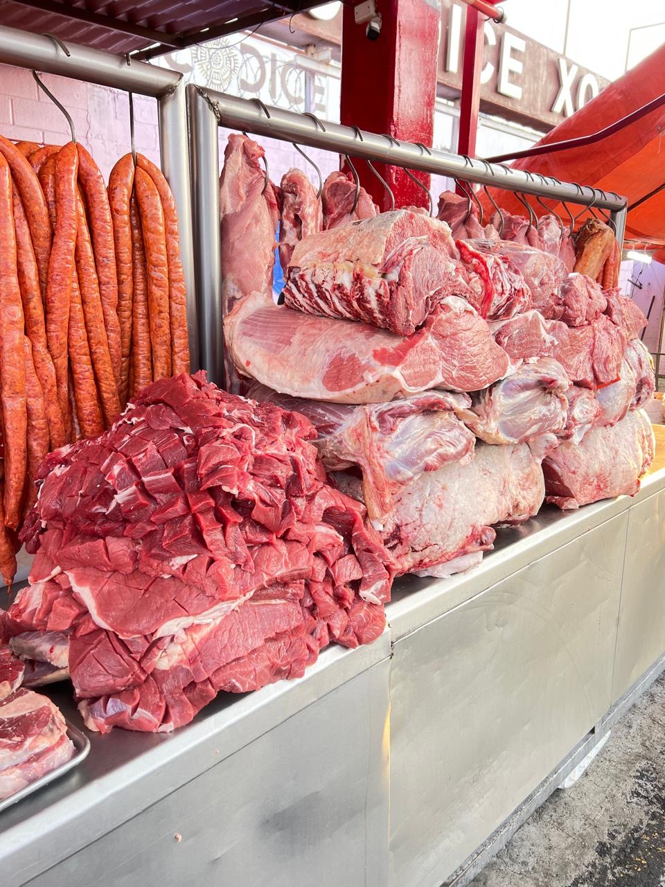 Longaniza y carne en exhibición