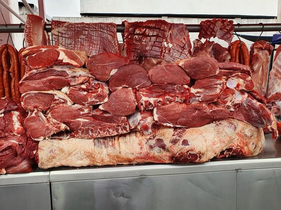 Exhibición de productos de res y cerdo de Grupo Aurora