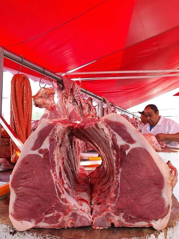 Productos cárnicos de res y cerdo en exhibición