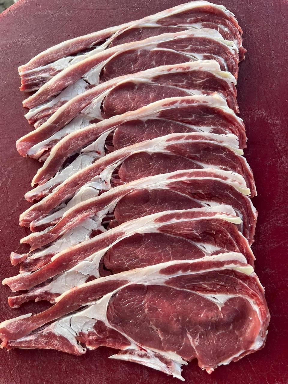 Cortes acomodados de carne