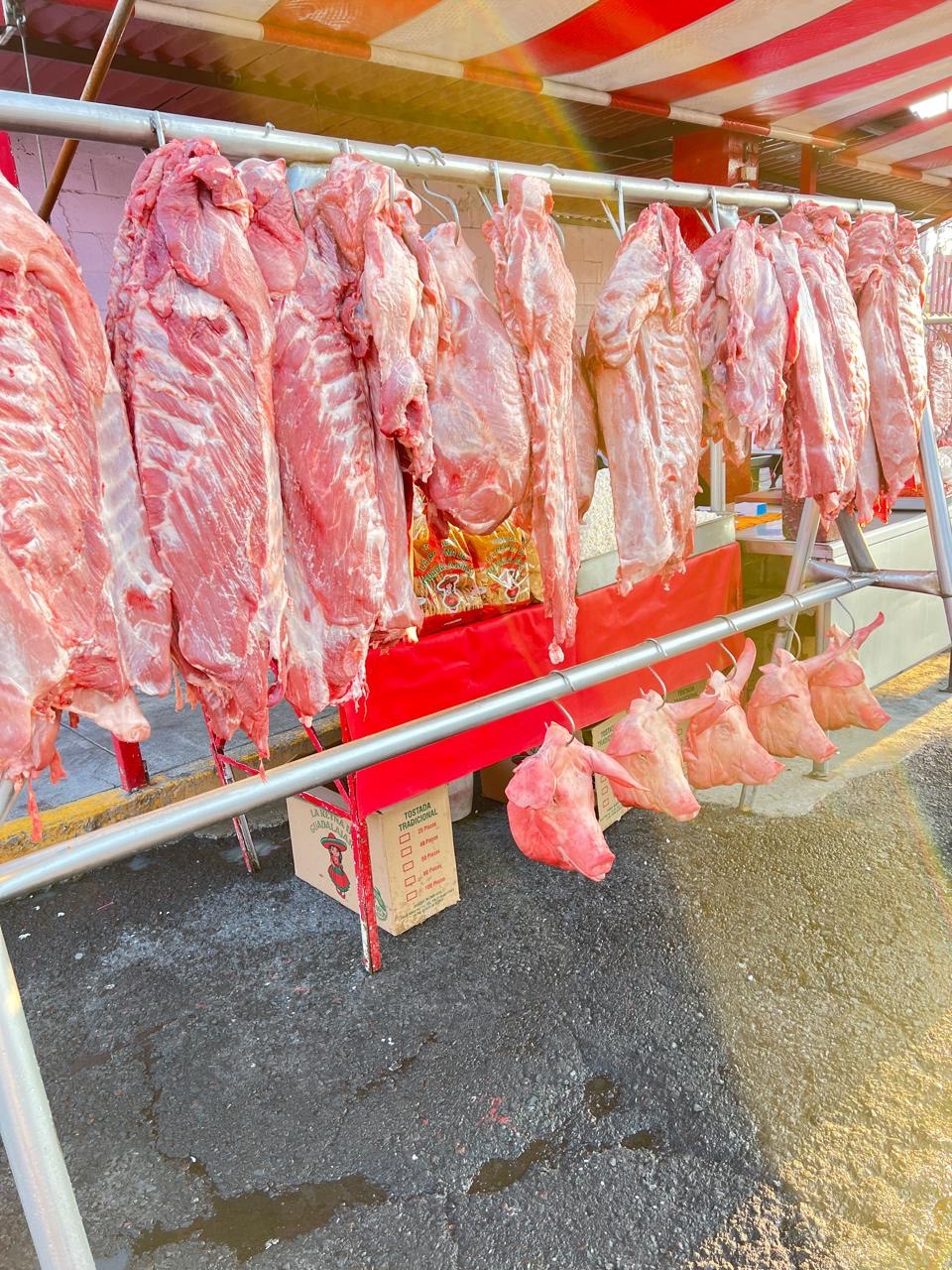 Exhibición de canales y piezas de cerdo